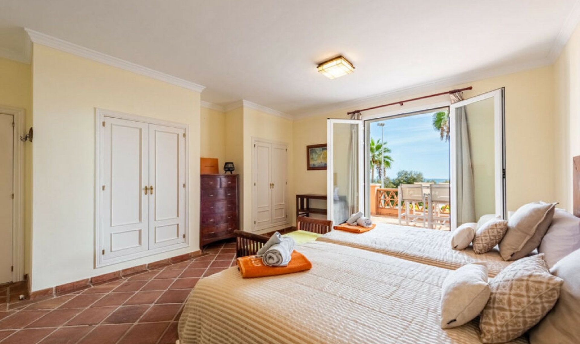 Resale - House -
Casares Playa