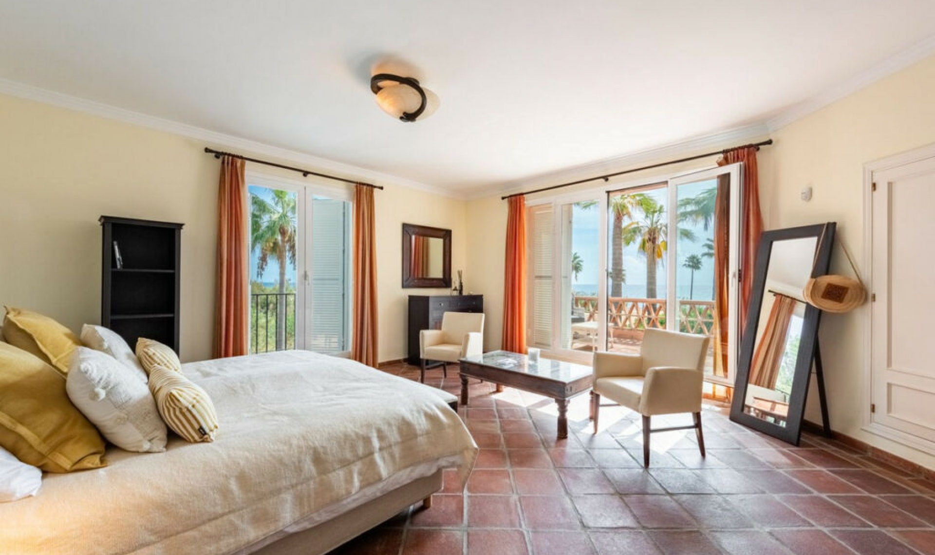 Resale - House -
Casares Playa