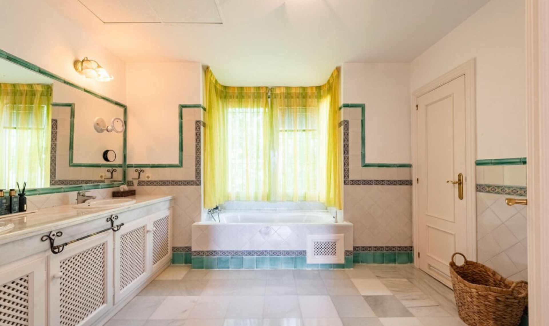 Resale - House -
Casares Playa