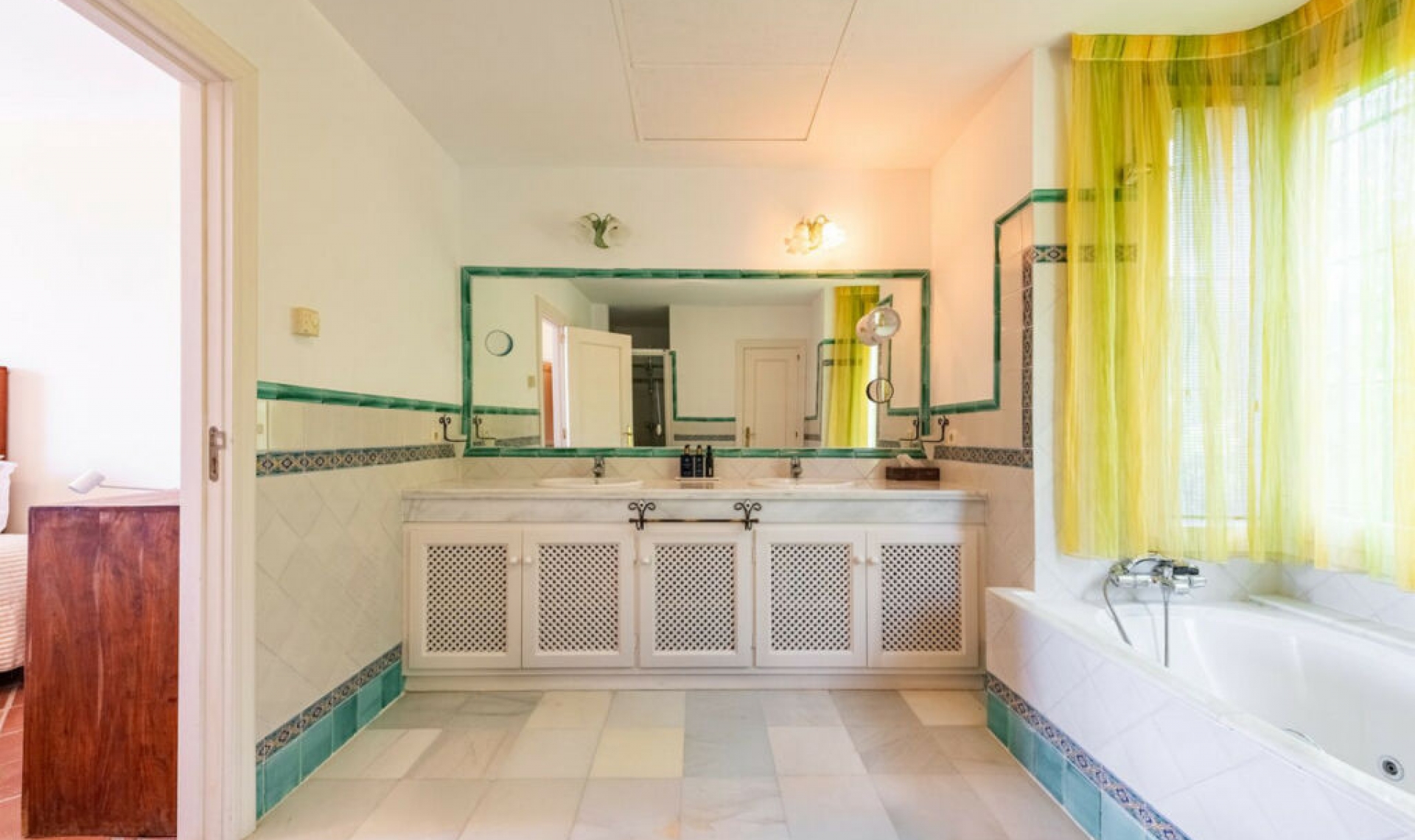 Resale - House -
Casares Playa