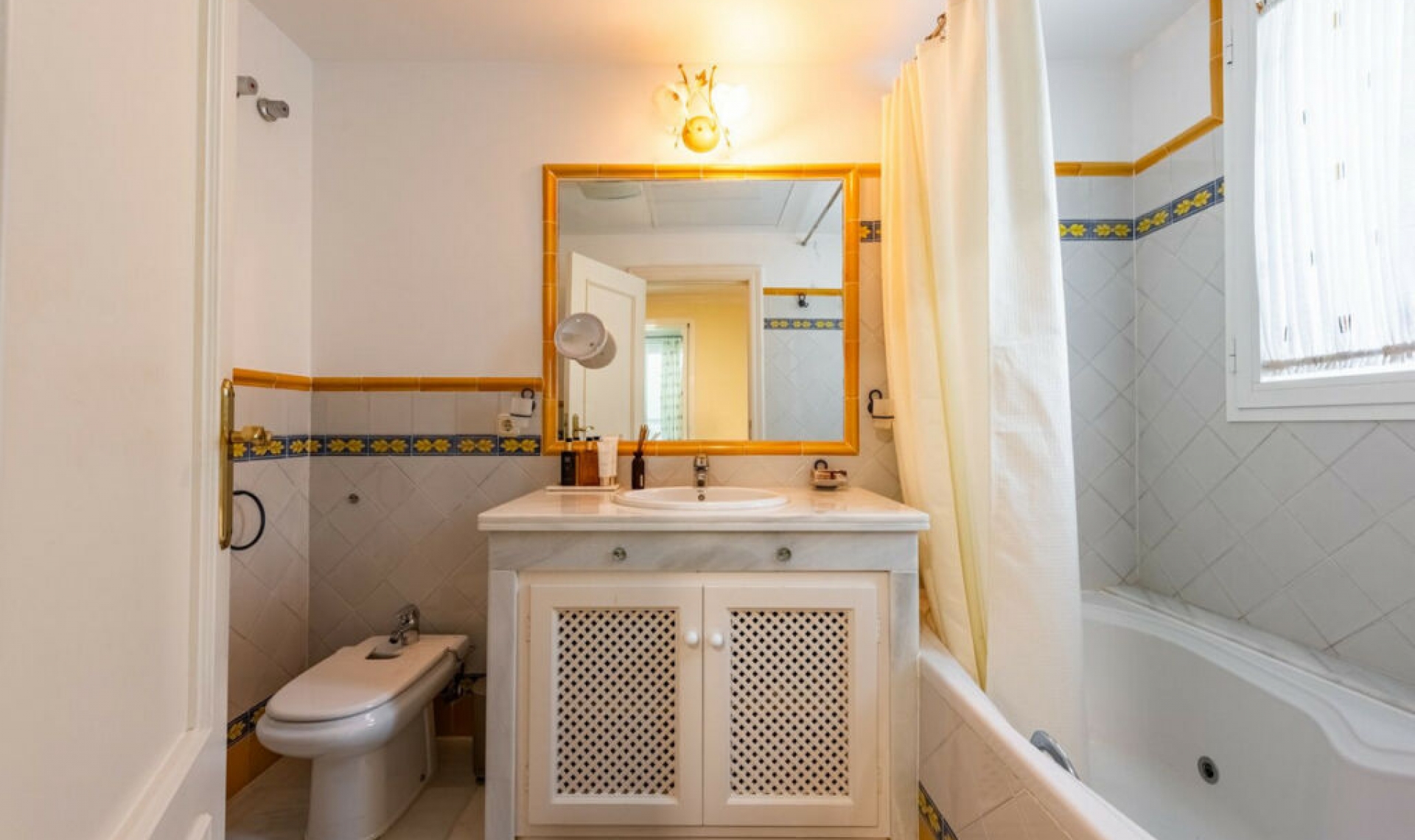 Resale - House -
Casares Playa