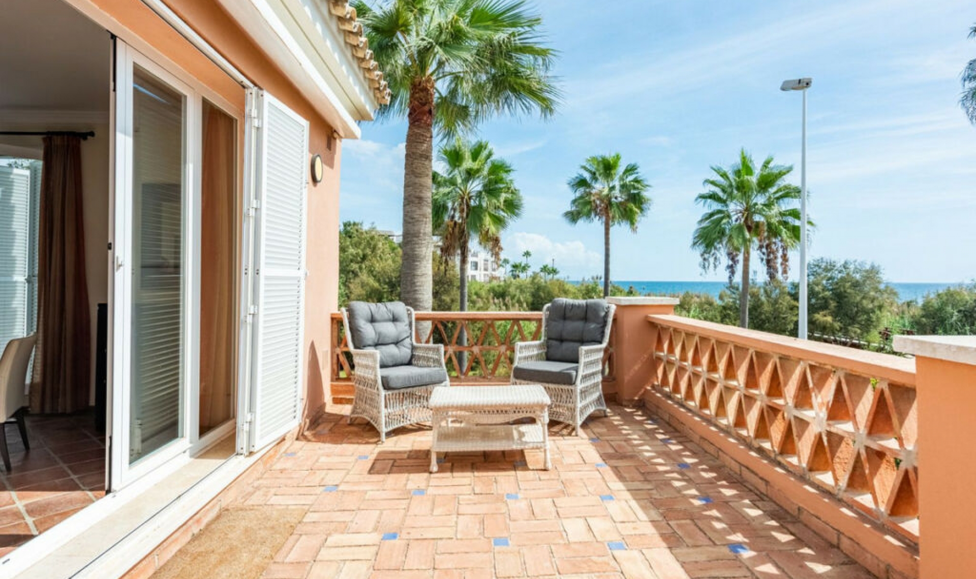 Resale - House -
Casares Playa