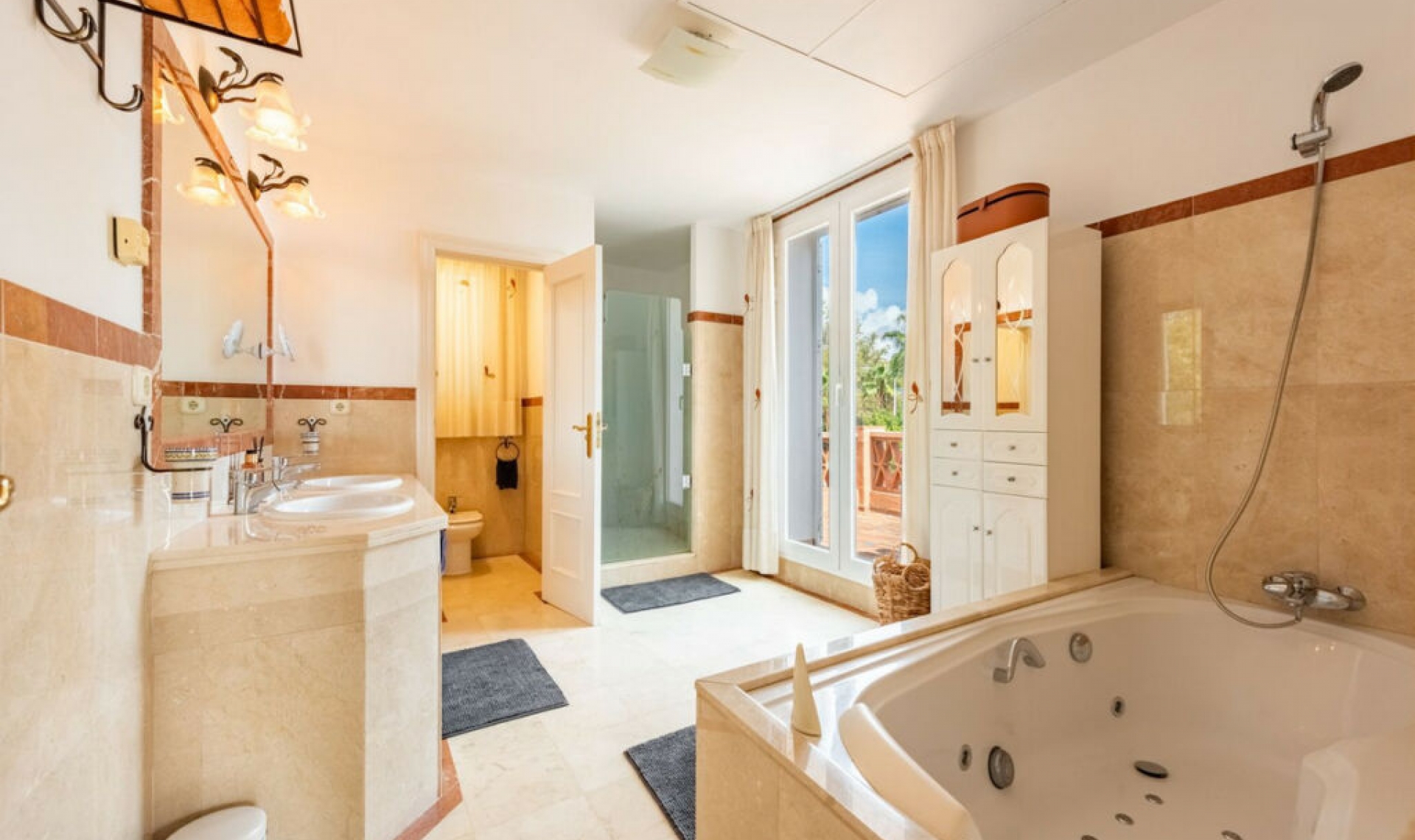 Resale - House -
Casares Playa