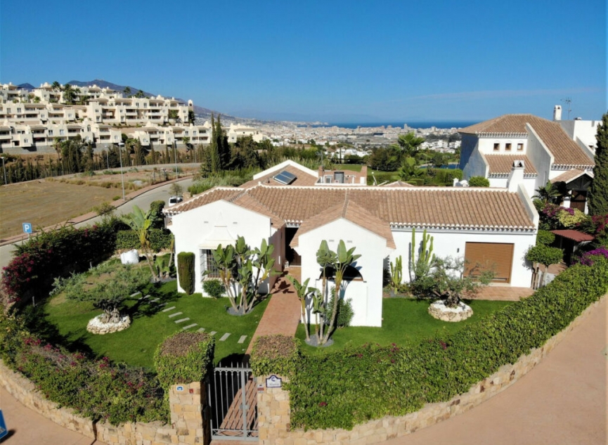 Resale - House -
Cerros del Aguila