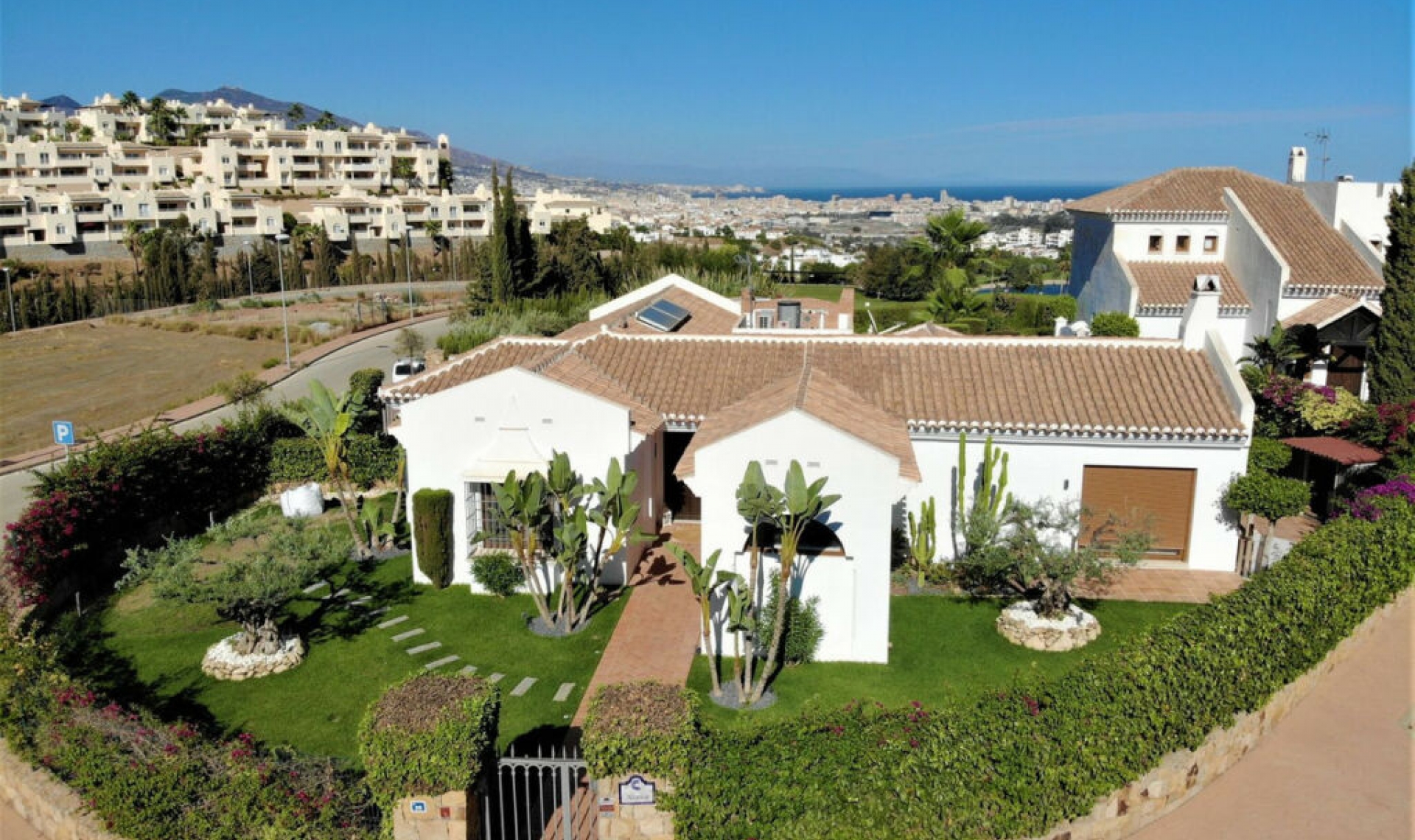 Resale - House -
Cerros del Aguila