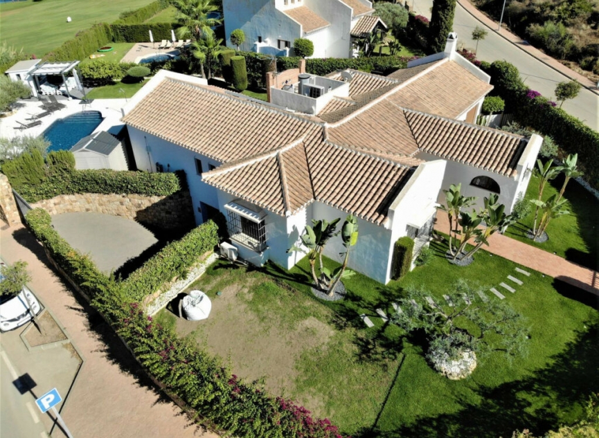Resale - House -
Cerros del Aguila