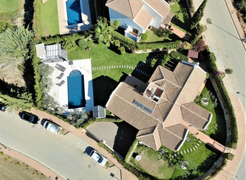 Resale - House -
Cerros del Aguila