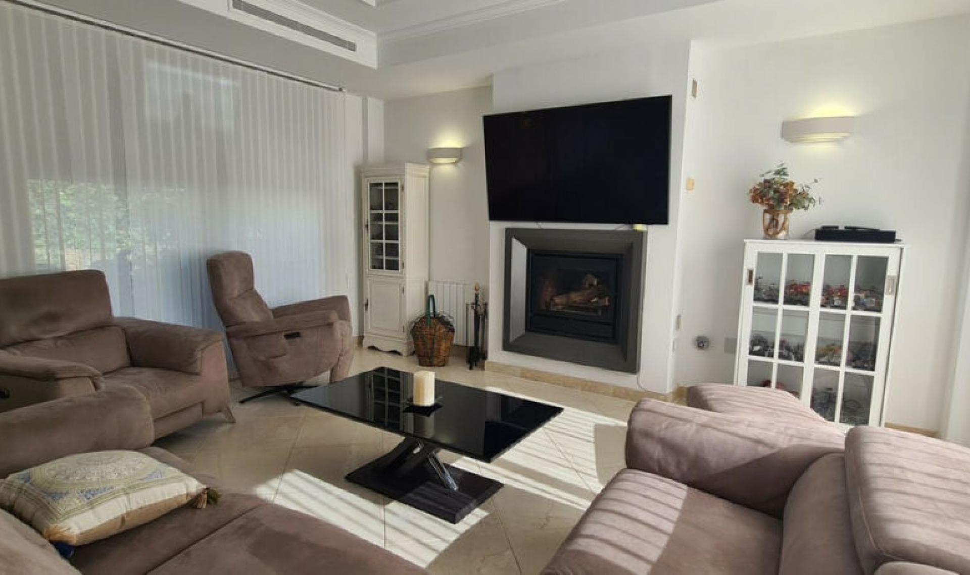 Resale - House -
Cerros del Aguila