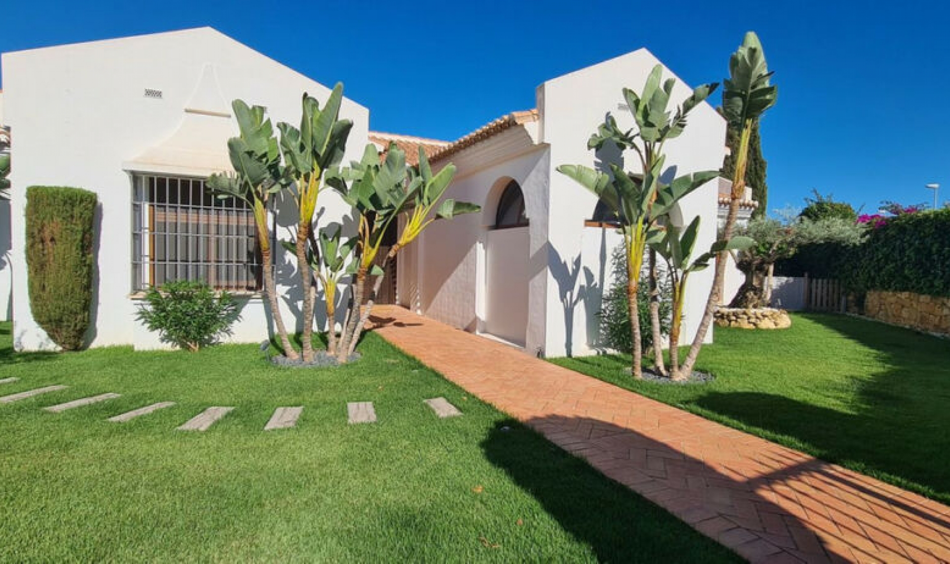 Resale - House -
Cerros del Aguila