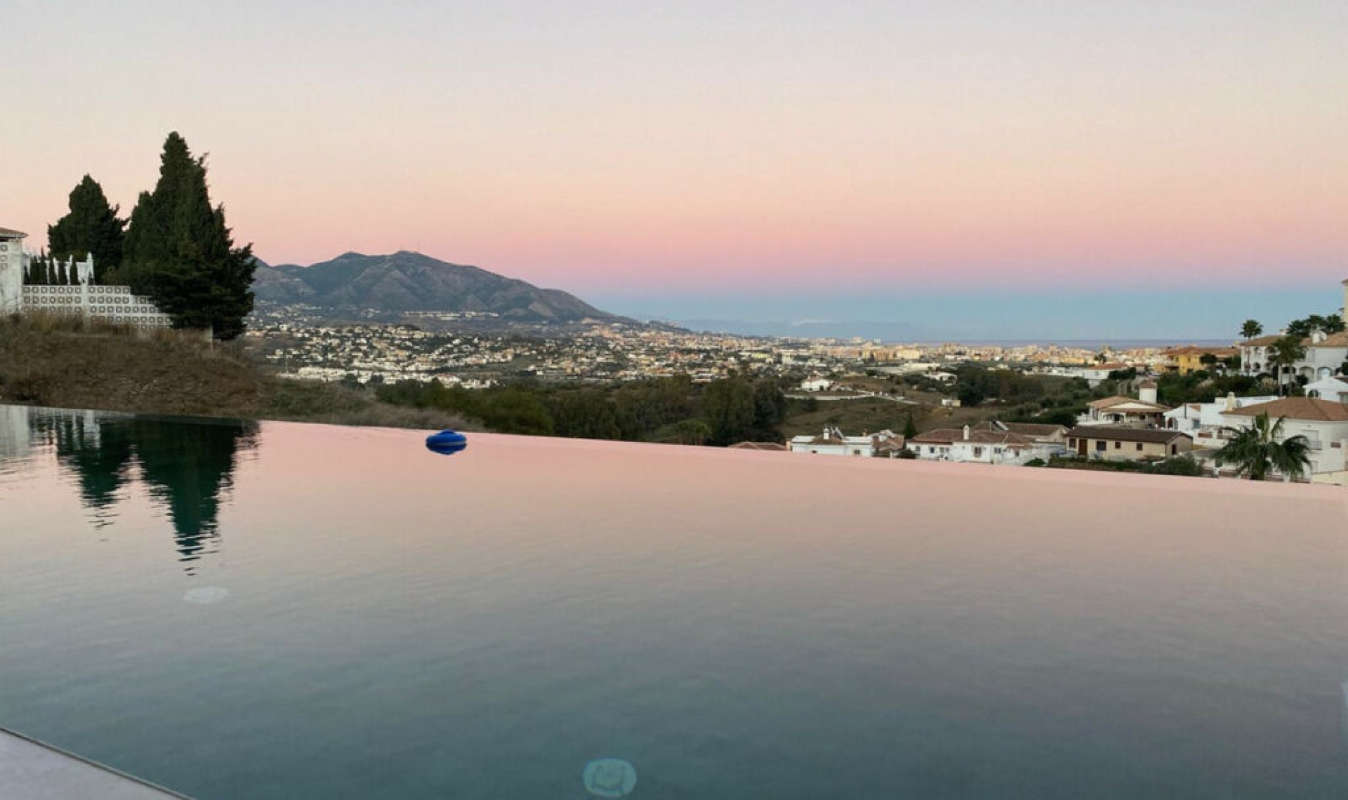 Resale - House -
Cerros del Aguila