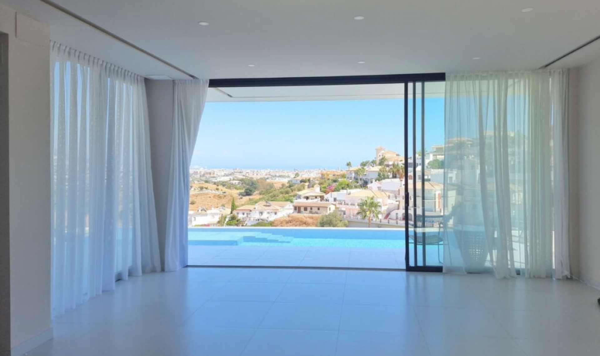 Resale - House -
Cerros del Aguila