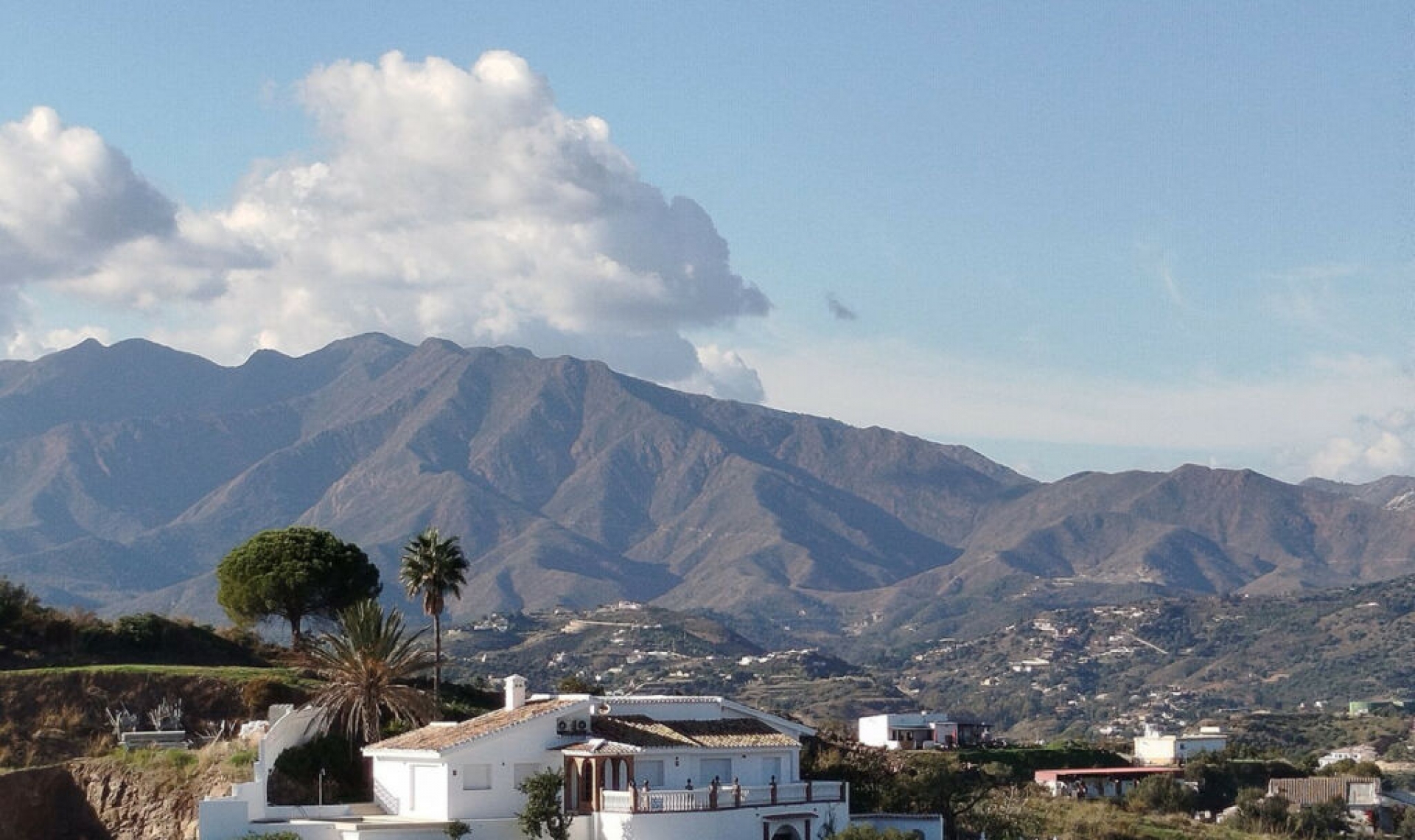 Resale - House -
Cerros del Aguila