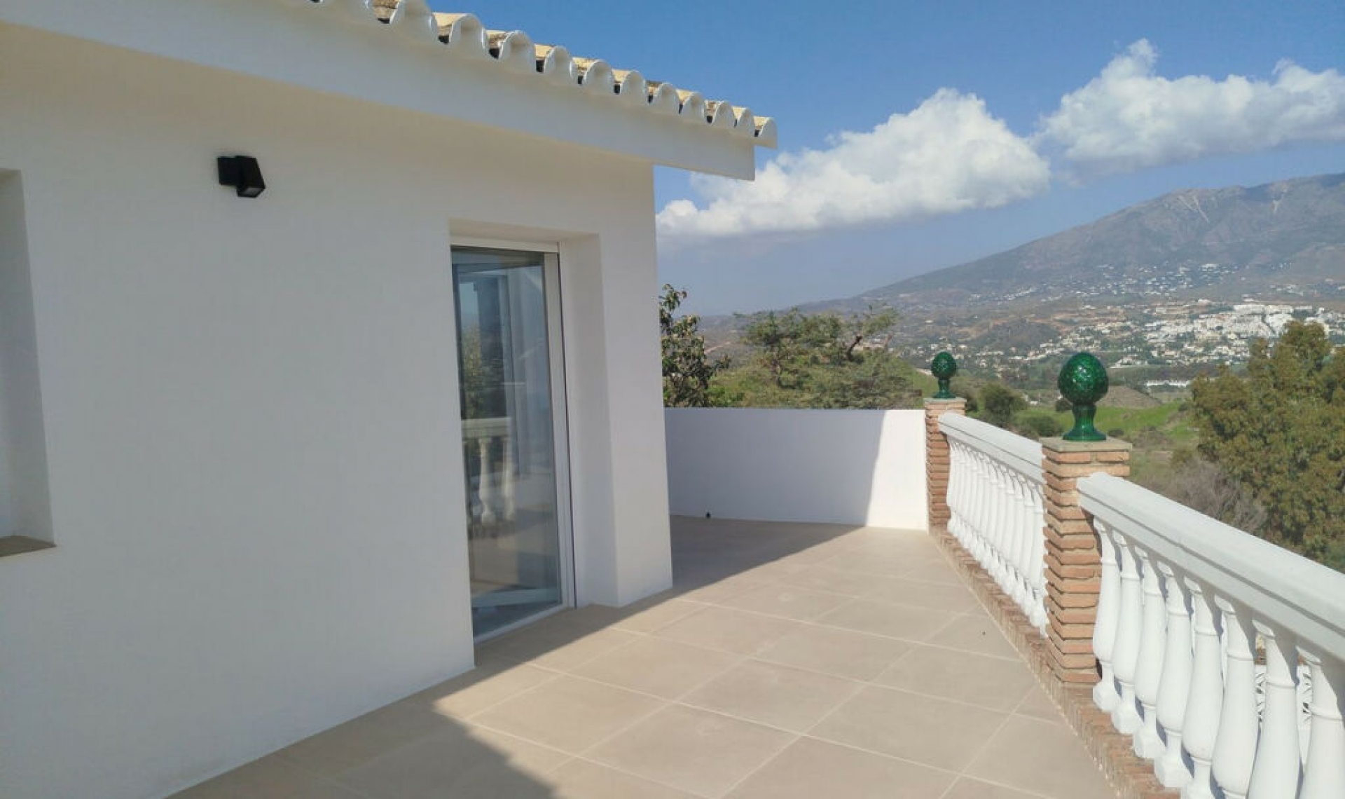 Resale - House -
Cerros del Aguila