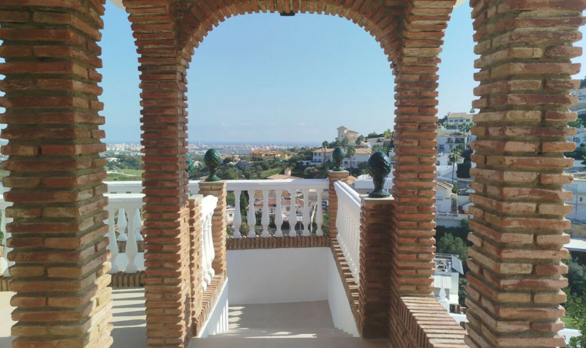 Resale - House -
Cerros del Aguila