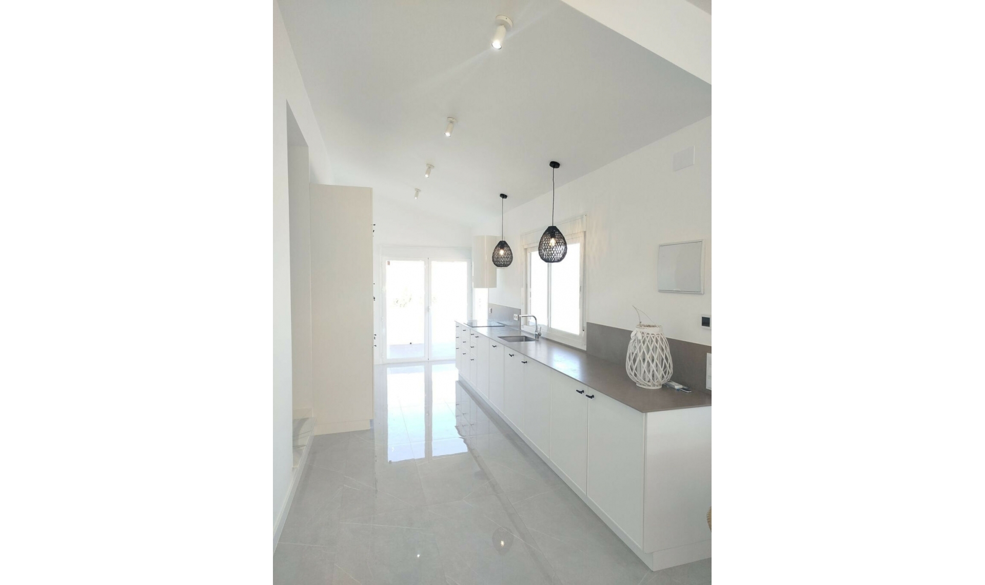 Resale - House -
Cerros del Aguila