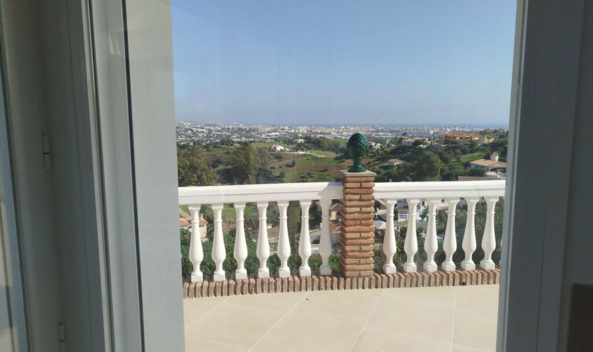 Resale - House -
Cerros del Aguila