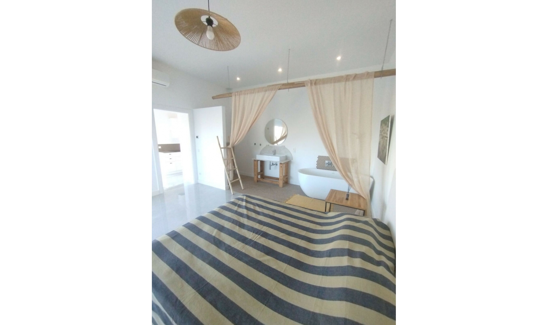 Resale - House -
Cerros del Aguila