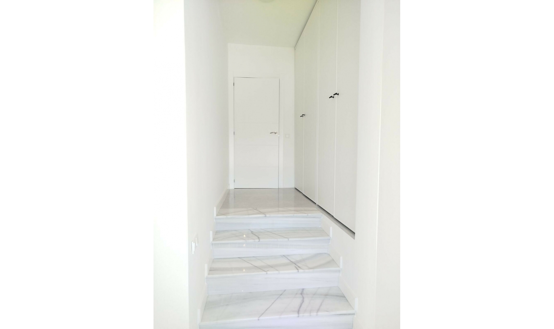 Resale - House -
Cerros del Aguila