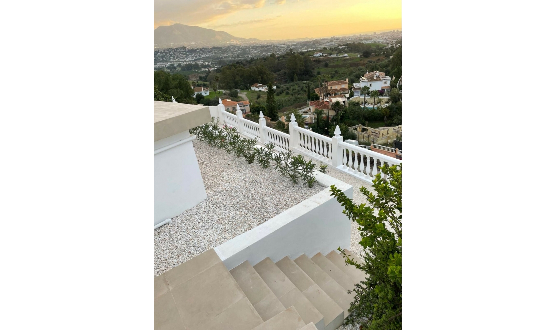 Resale - House -
Cerros del Aguila