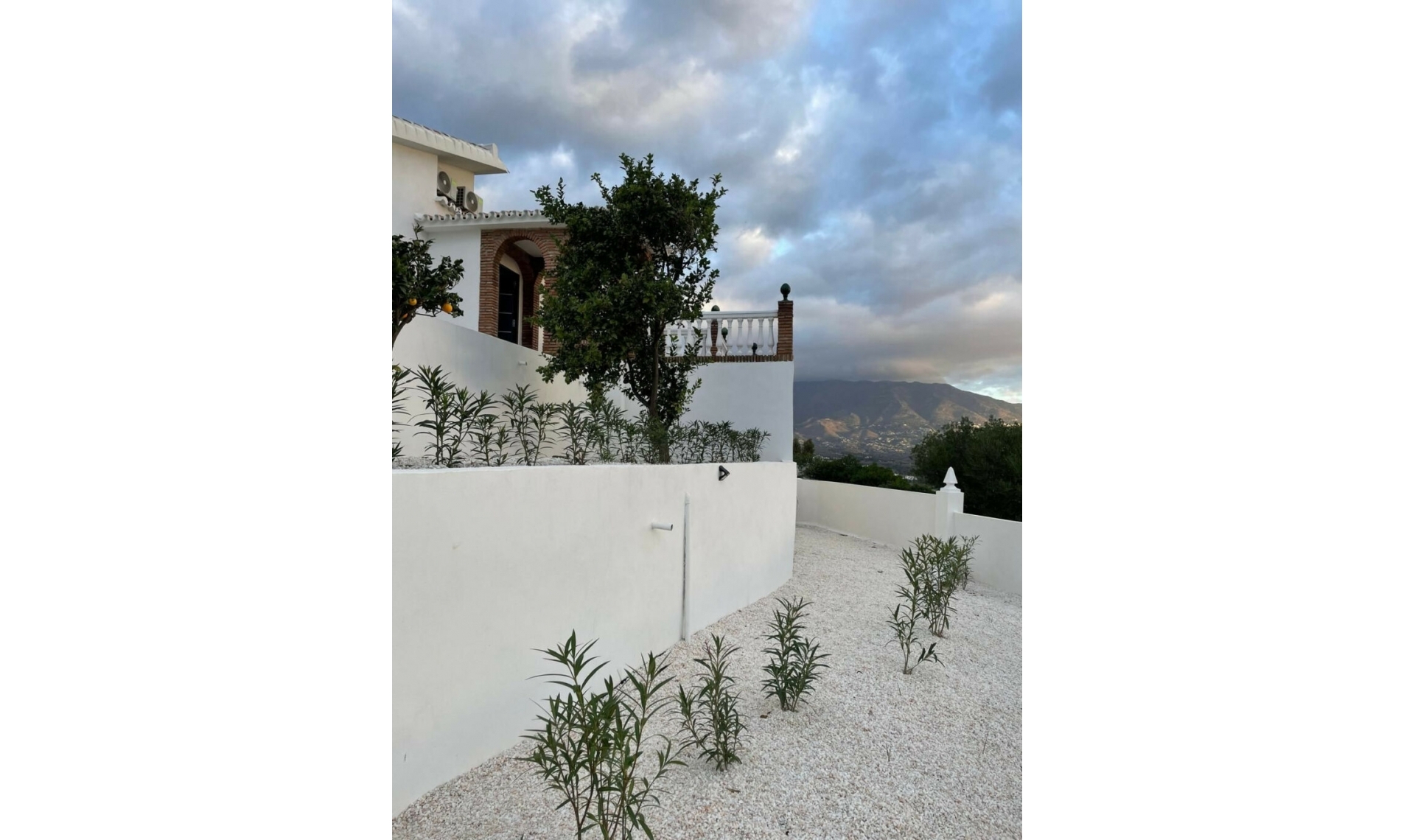 Resale - House -
Cerros del Aguila