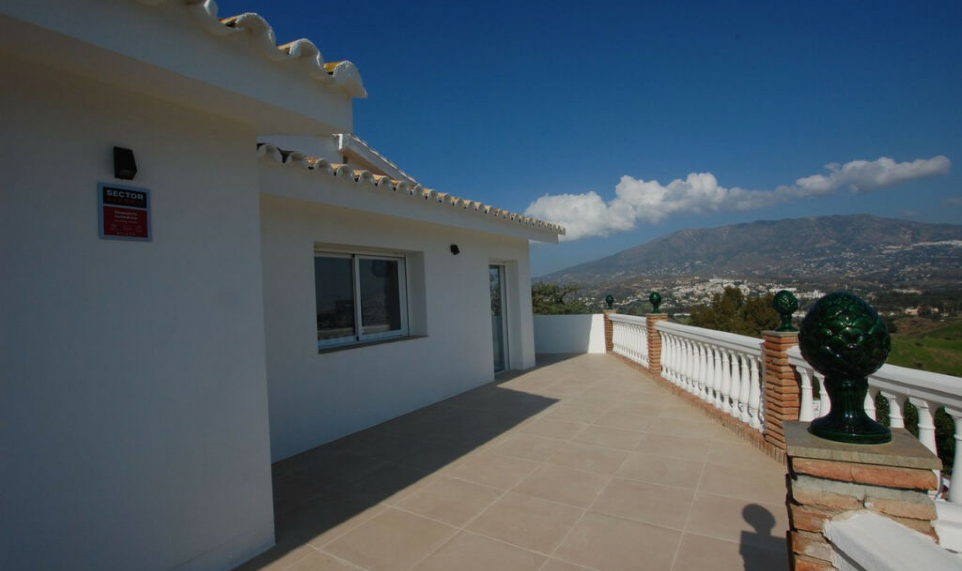 Resale - House -
Cerros del Aguila