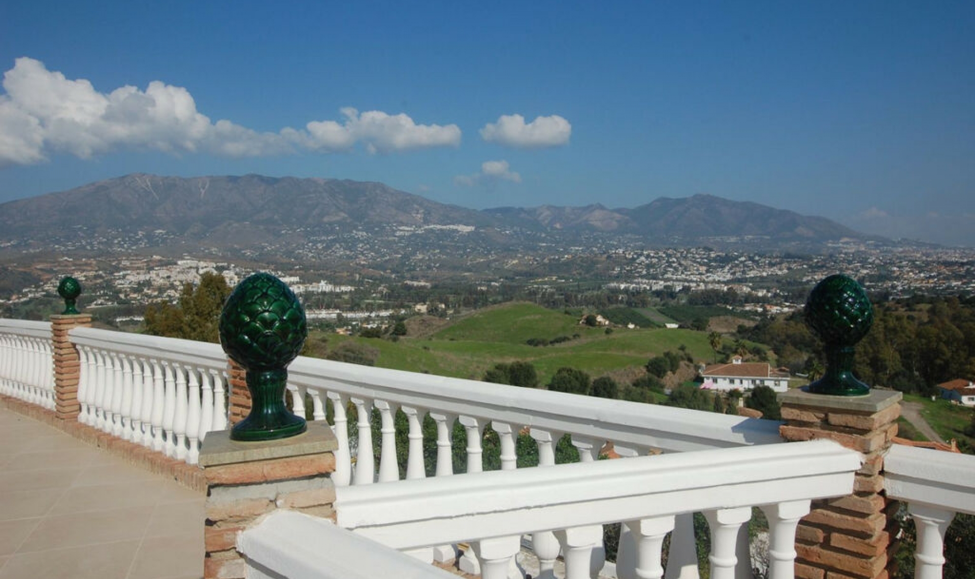 Resale - House -
Cerros del Aguila