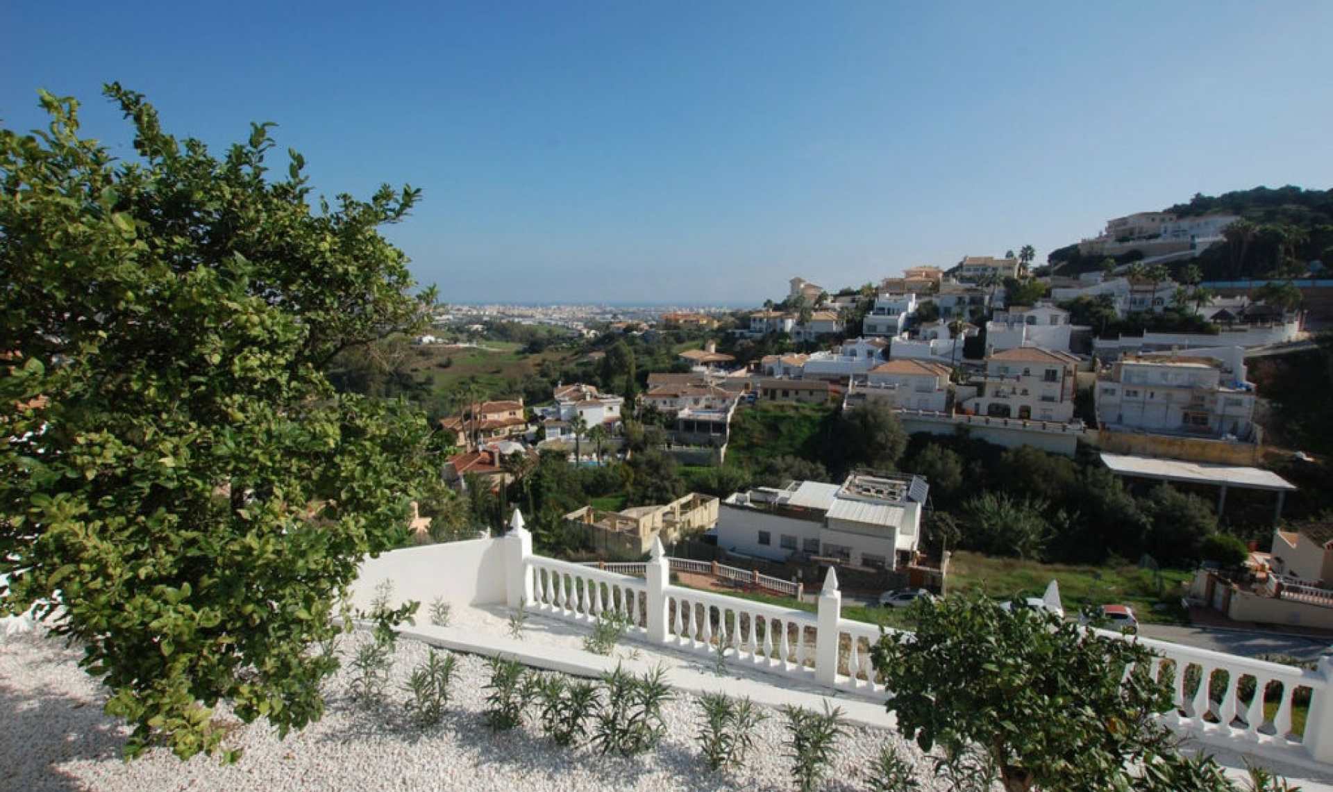 Resale - House -
Cerros del Aguila