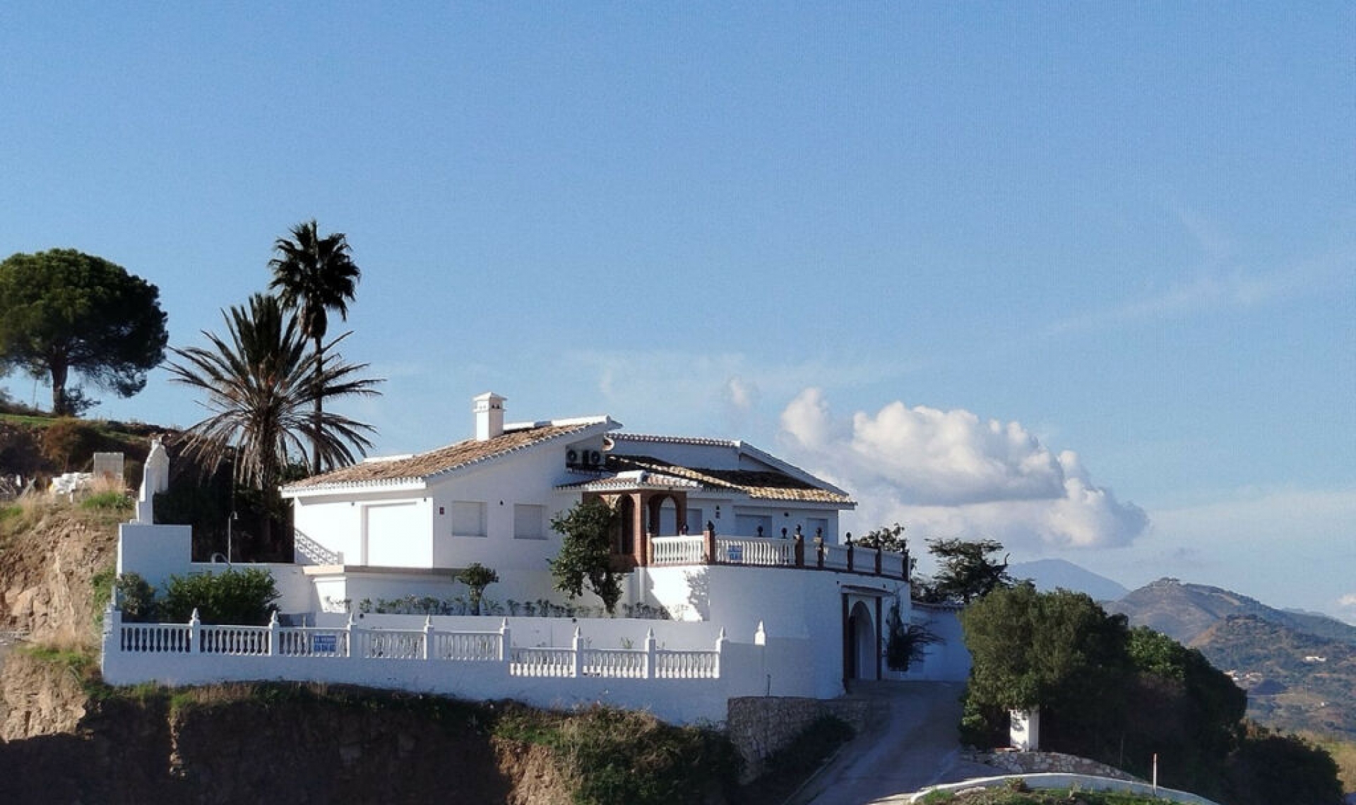 Resale - House -
Cerros del Aguila