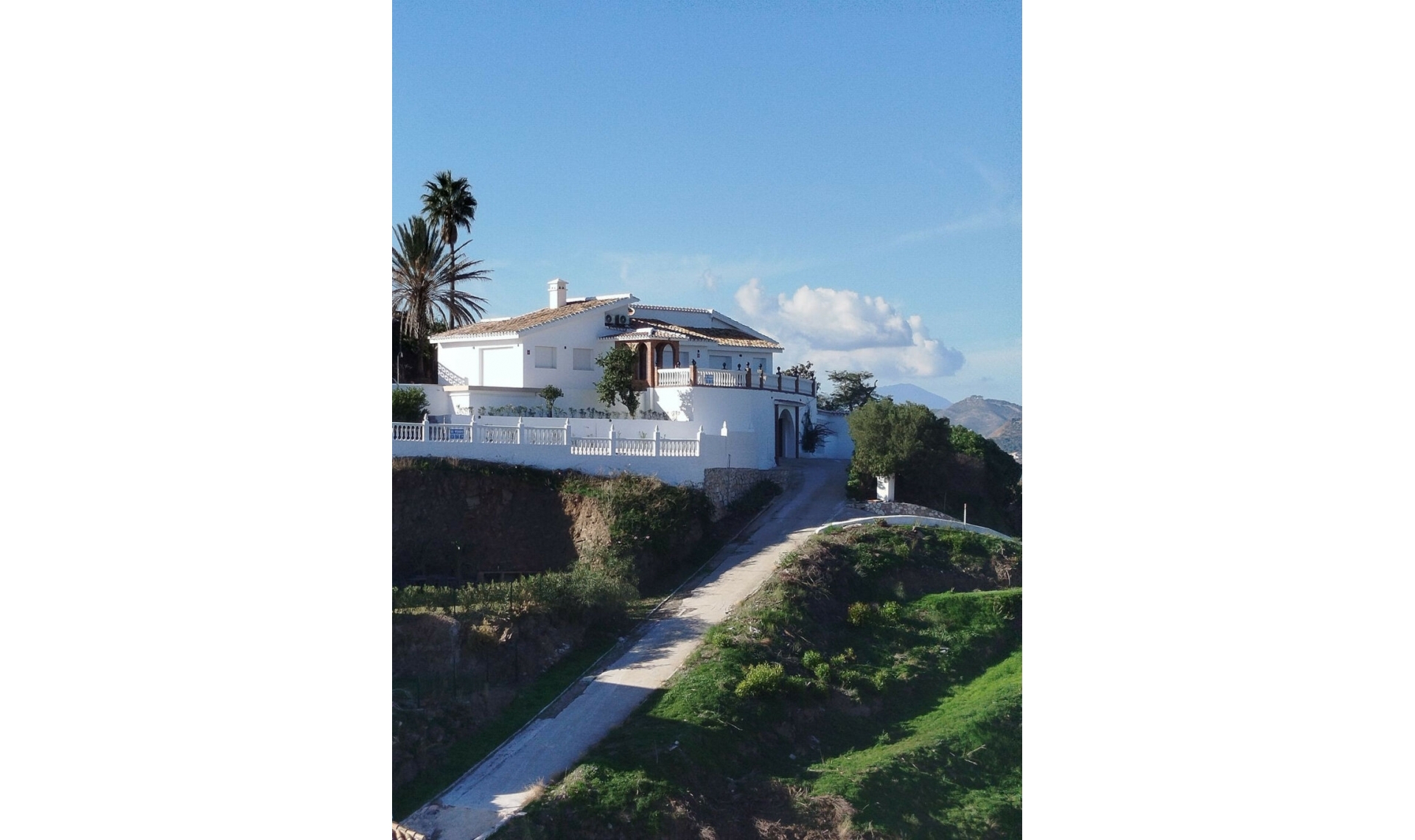 Resale - House -
Cerros del Aguila