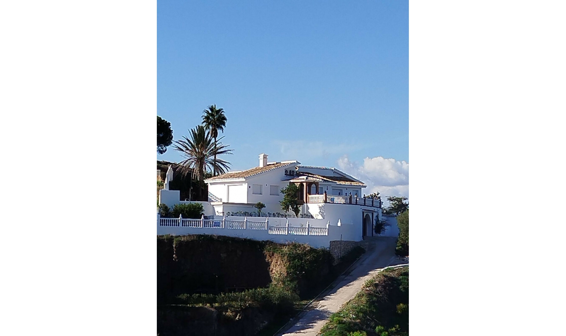 Resale - House -
Cerros del Aguila