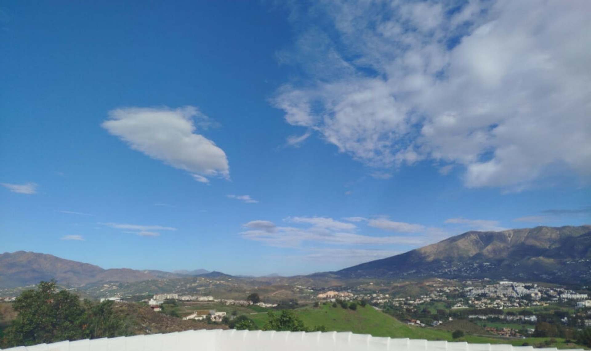 Resale - House -
Cerros del Aguila