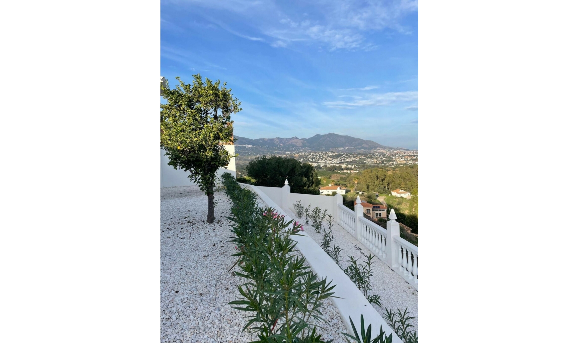 Resale - House -
Cerros del Aguila