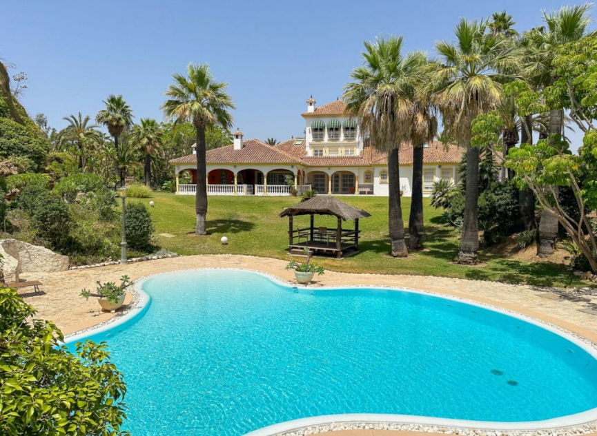 Resale - House -
Cerros del Aguila