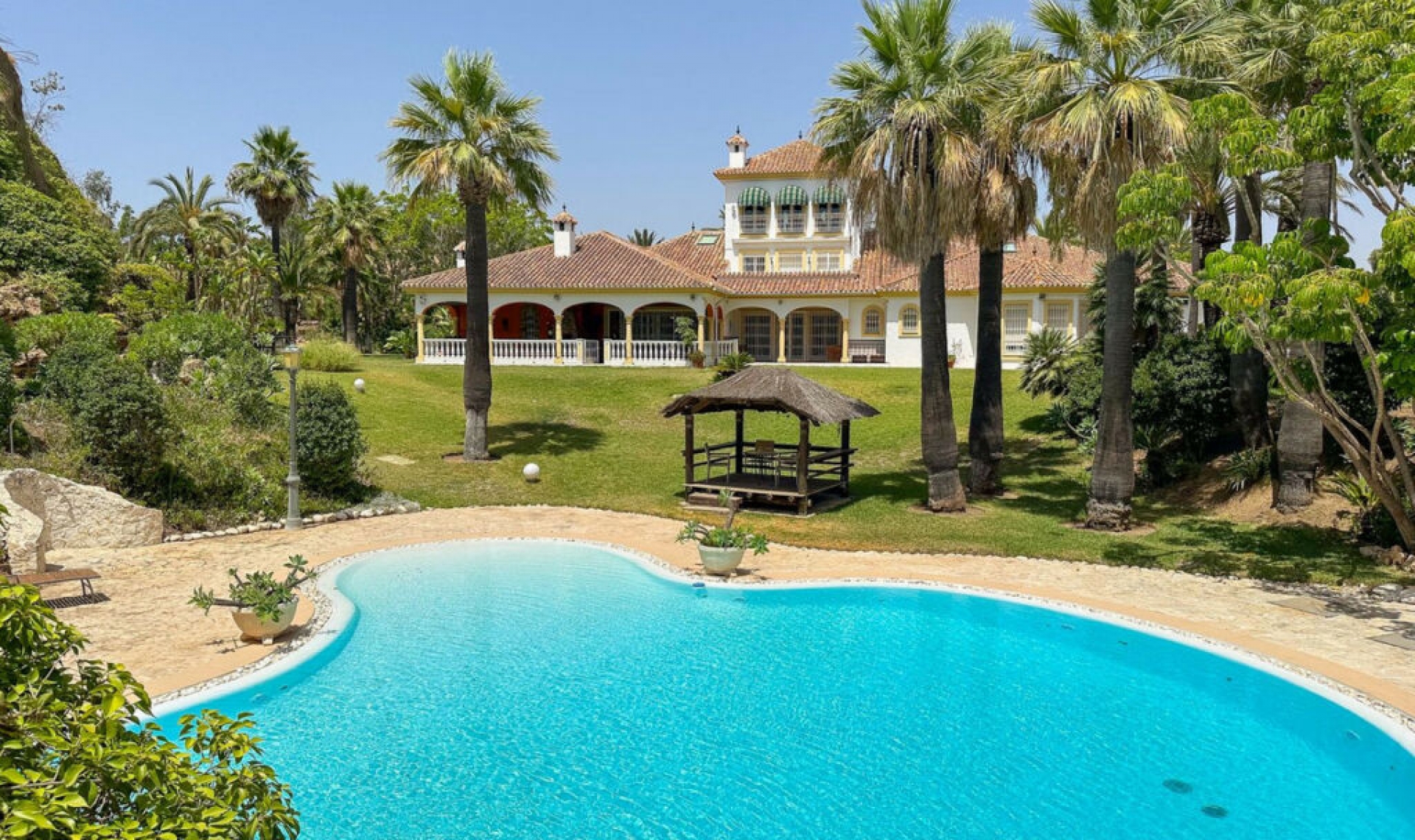 Resale - House -
Cerros del Aguila