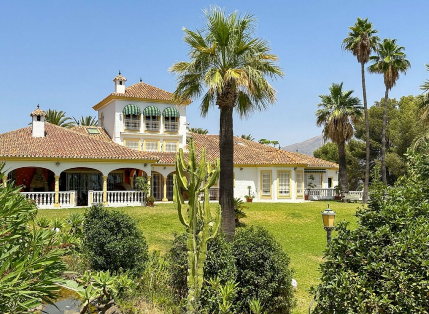 Resale - House -
Cerros del Aguila