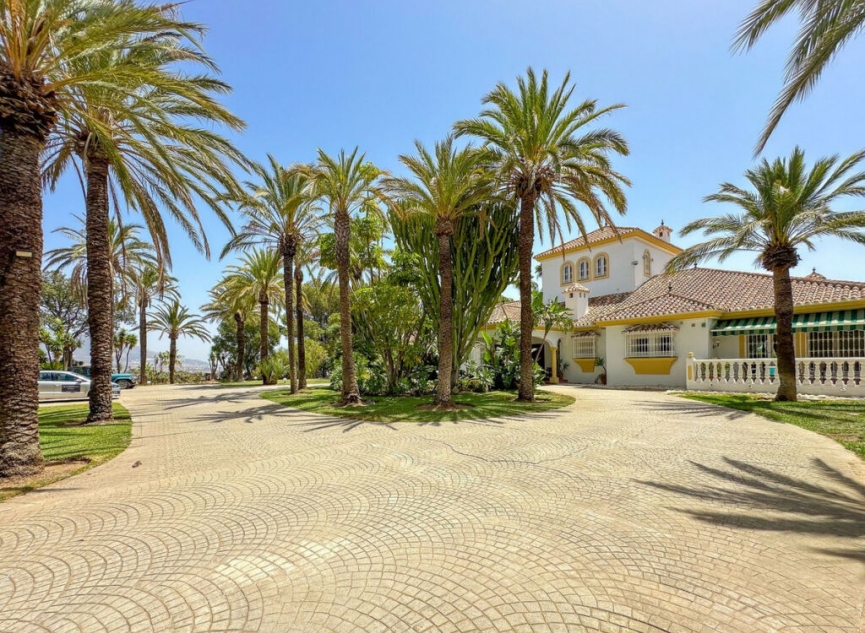 Resale - House -
Cerros del Aguila