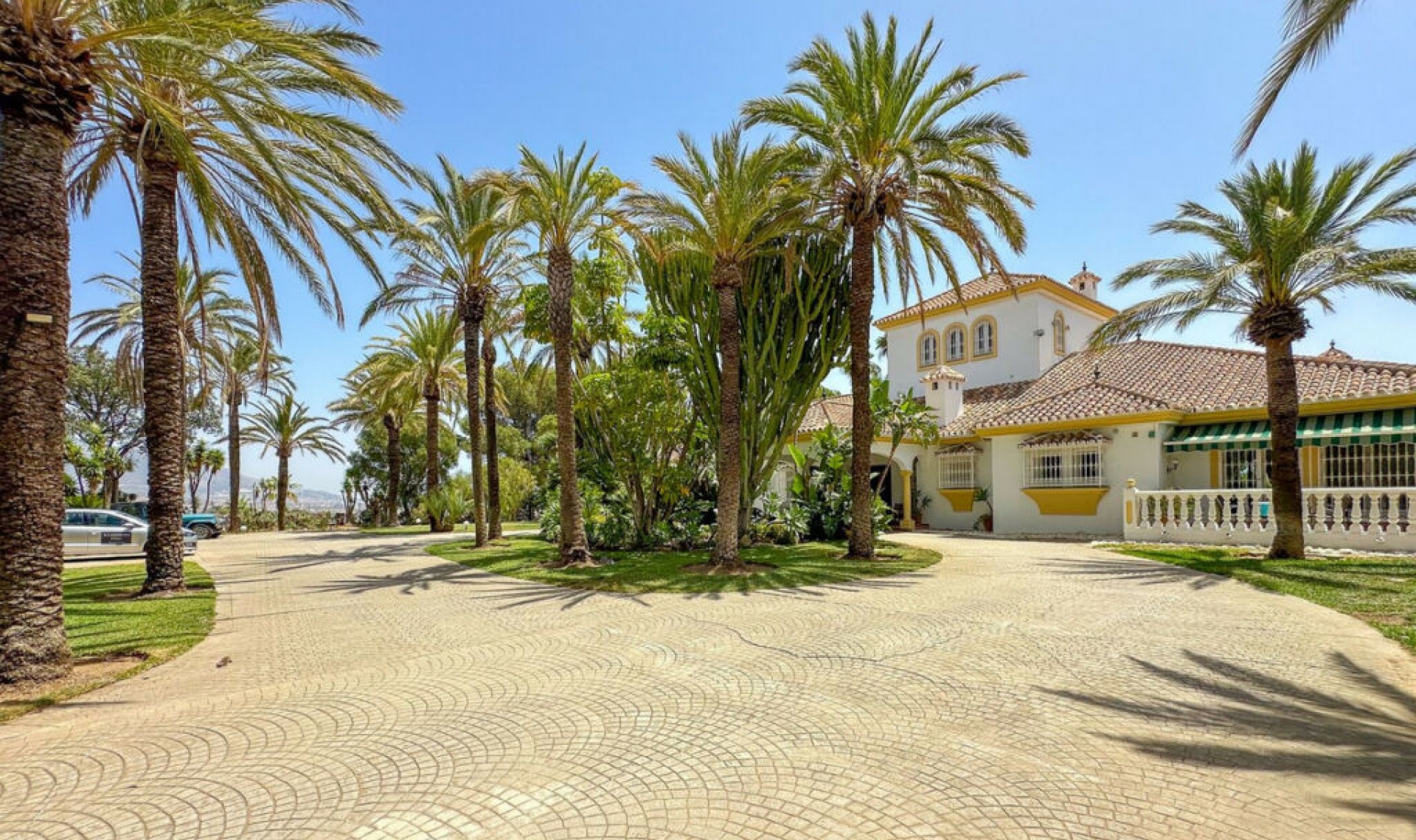 Resale - House -
Cerros del Aguila