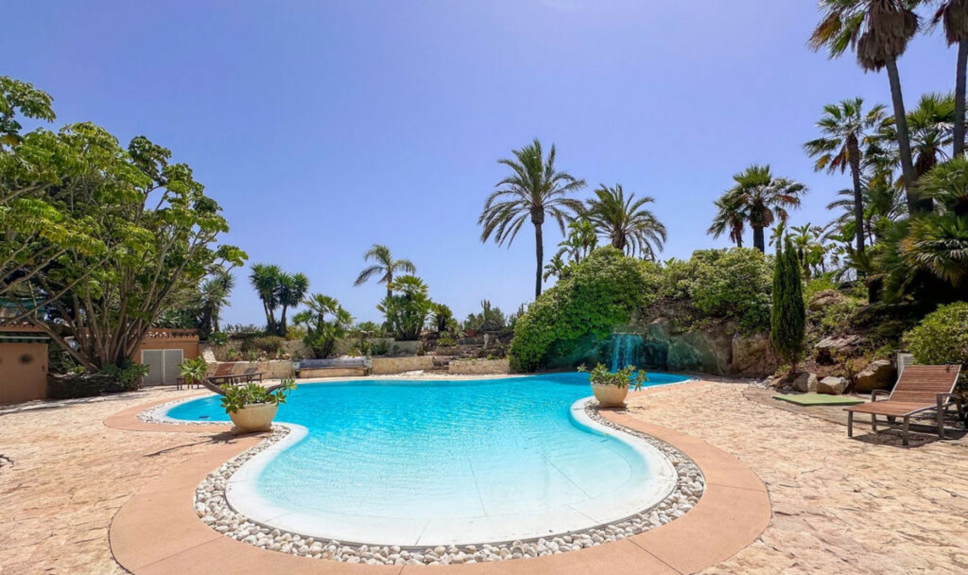 Resale - House -
Cerros del Aguila