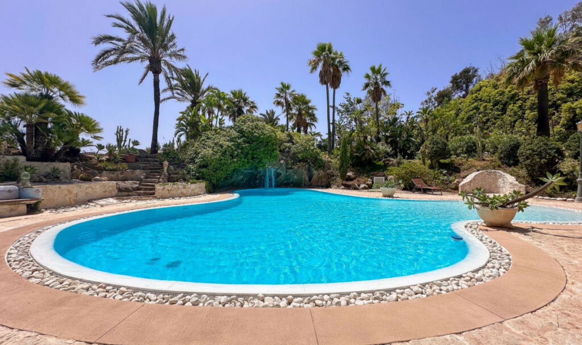 Resale - House -
Cerros del Aguila