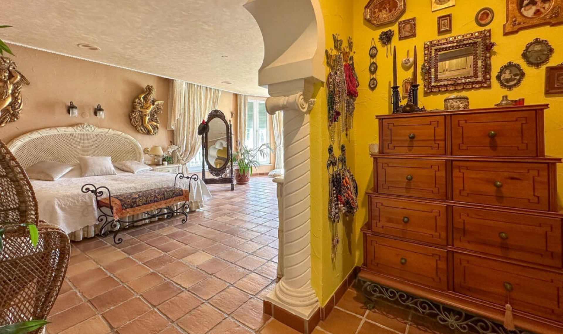 Resale - House -
Cerros del Aguila