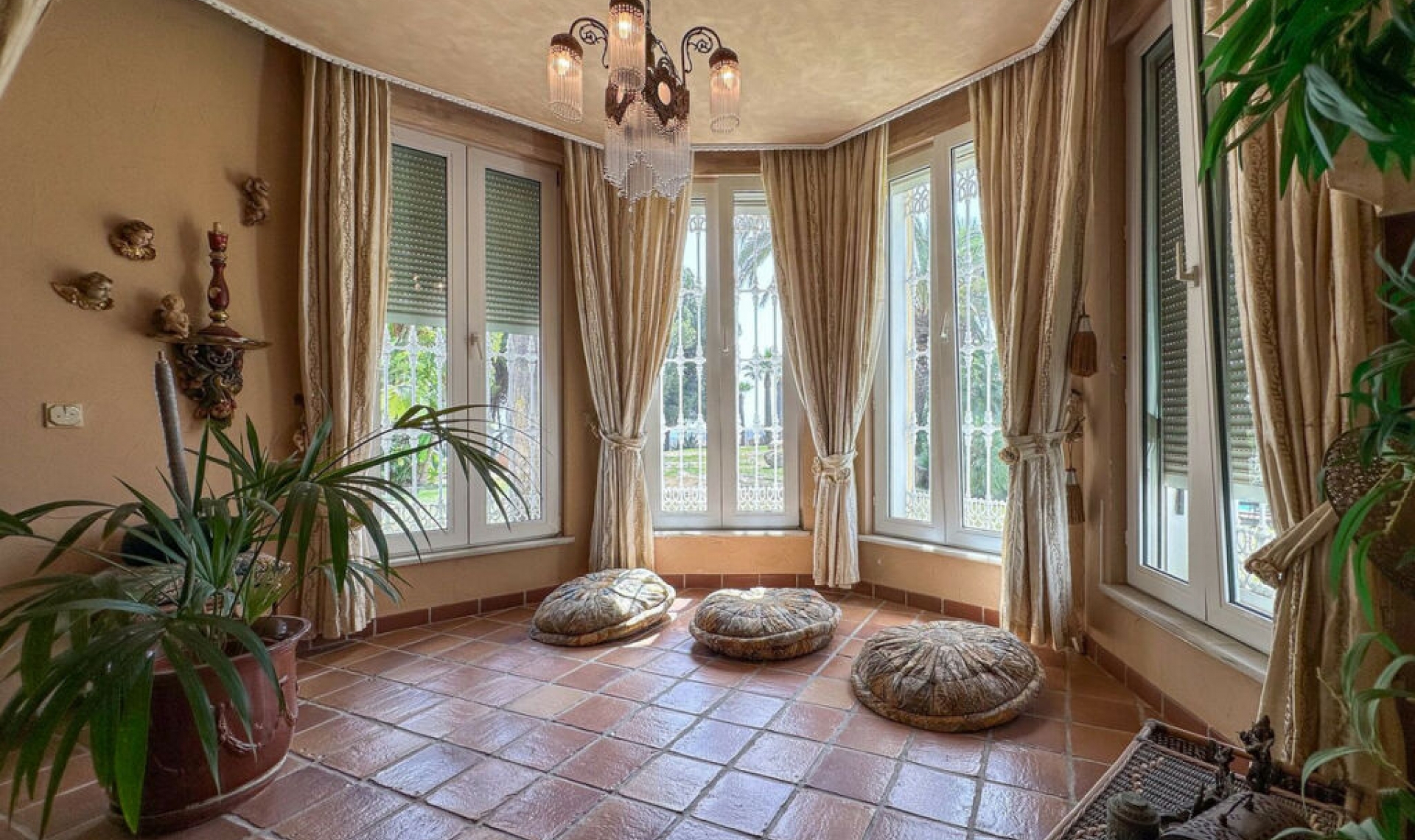 Resale - House -
Cerros del Aguila