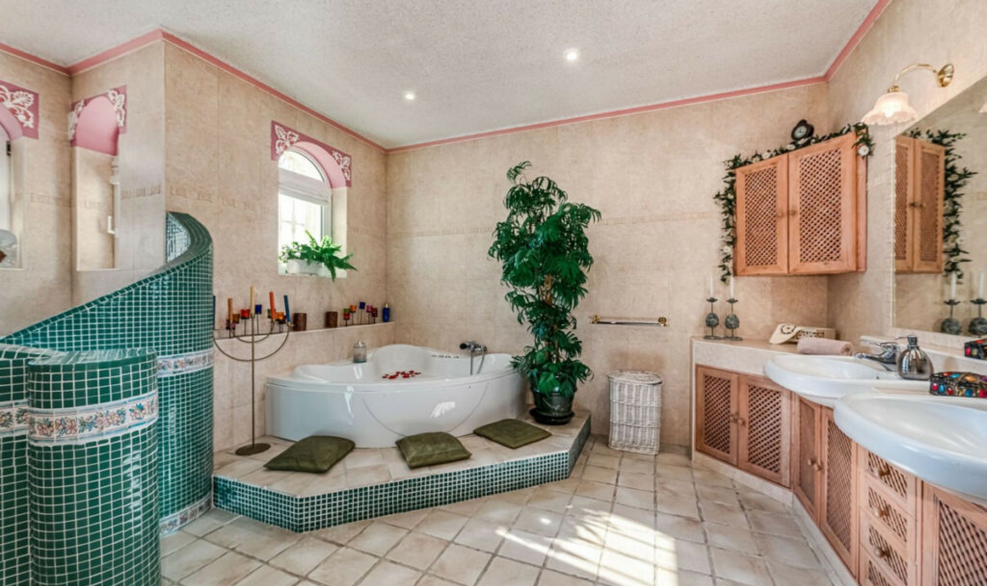 Resale - House -
Cerros del Aguila