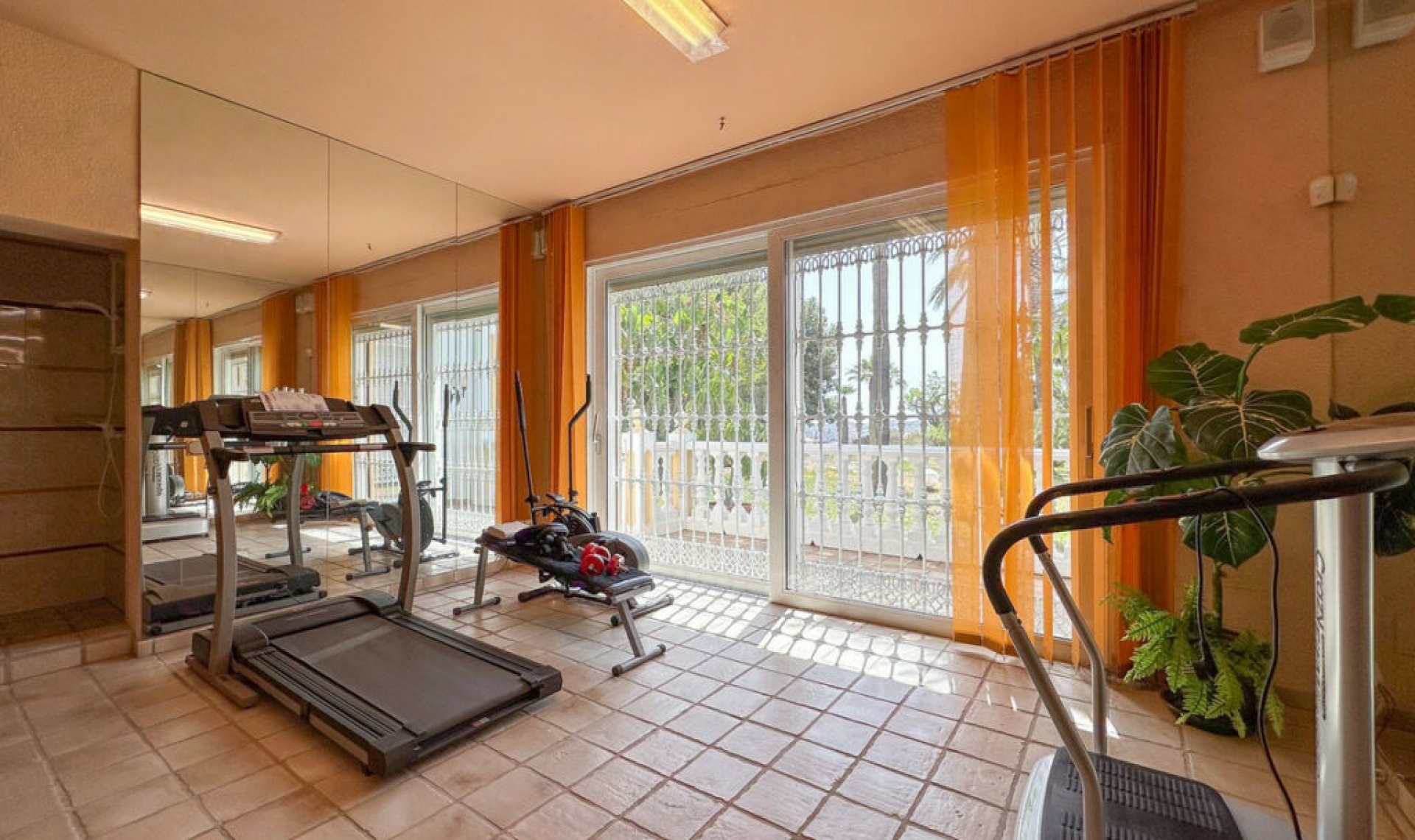 Resale - House -
Cerros del Aguila