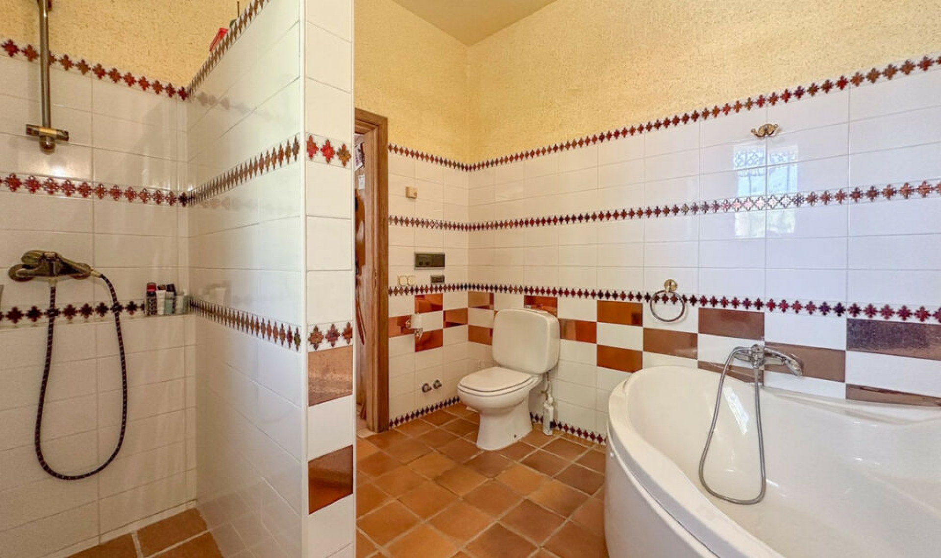 Resale - House -
Cerros del Aguila