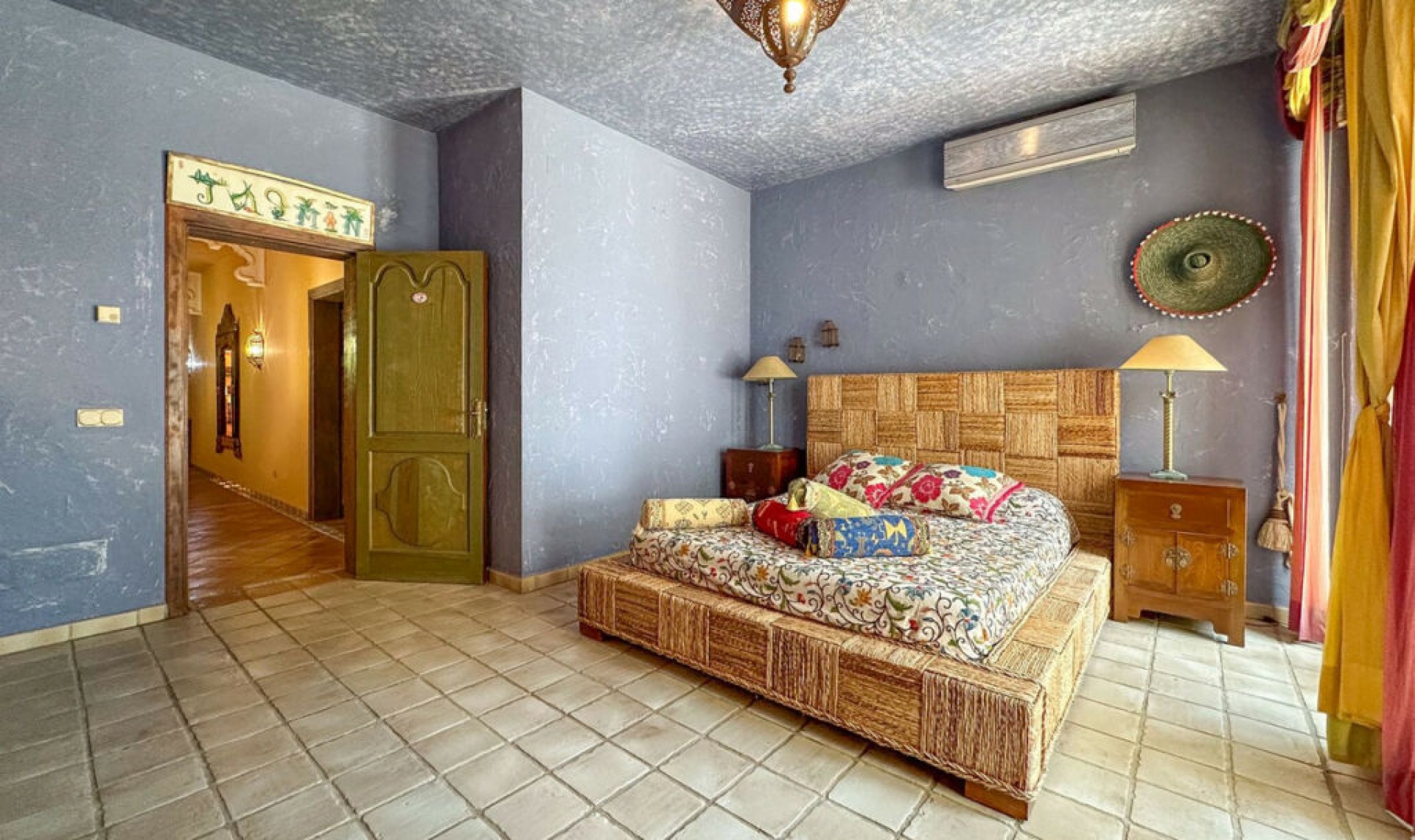 Resale - House -
Cerros del Aguila