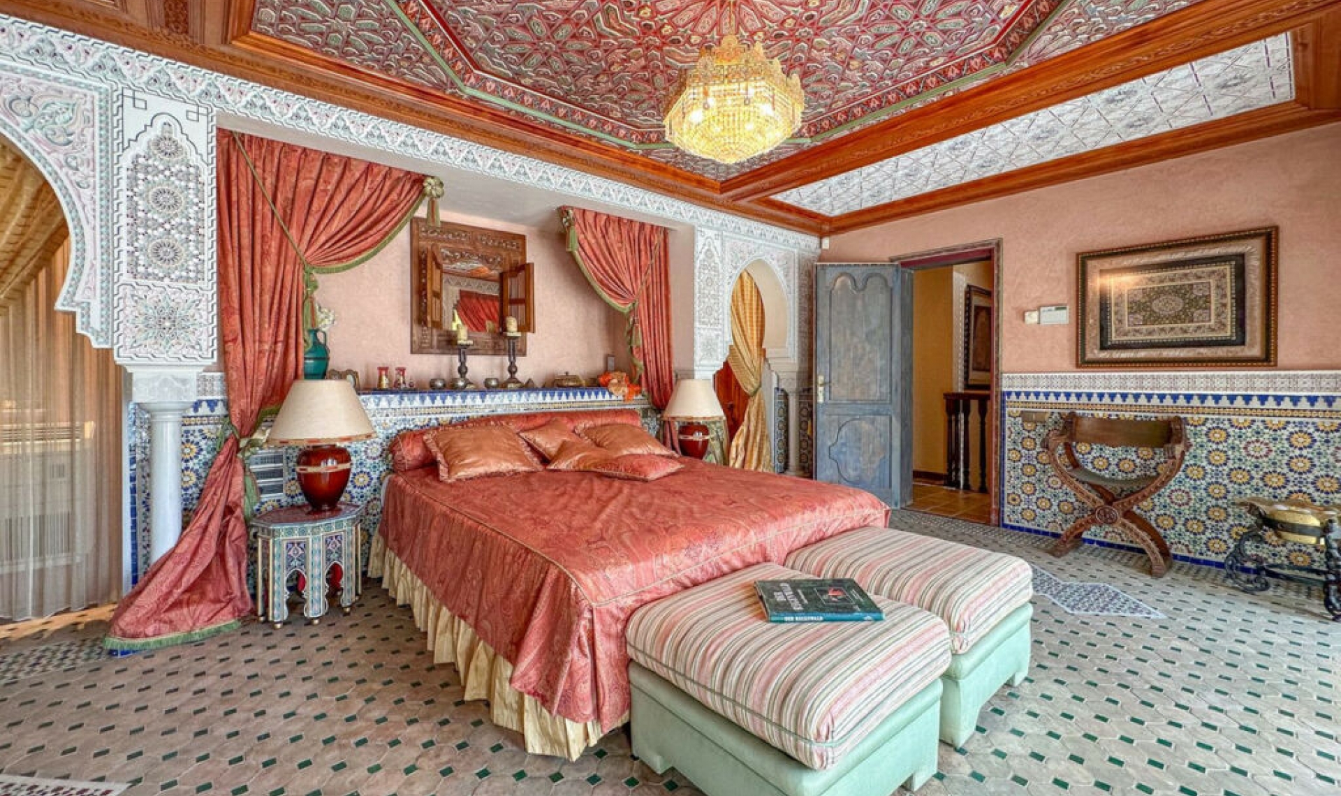 Resale - House -
Cerros del Aguila