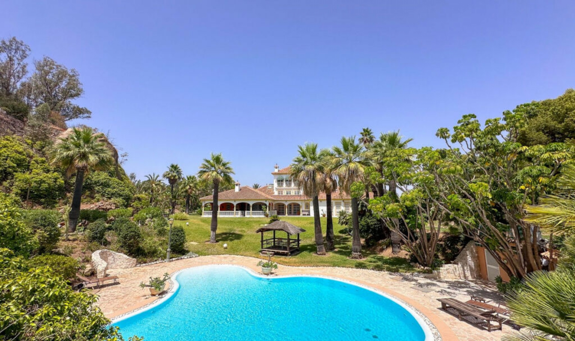 Resale - House -
Cerros del Aguila