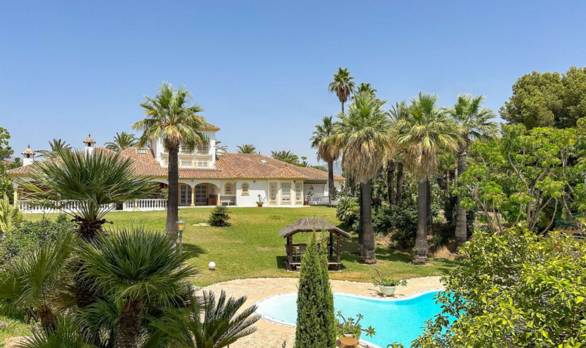 Resale - House -
Cerros del Aguila