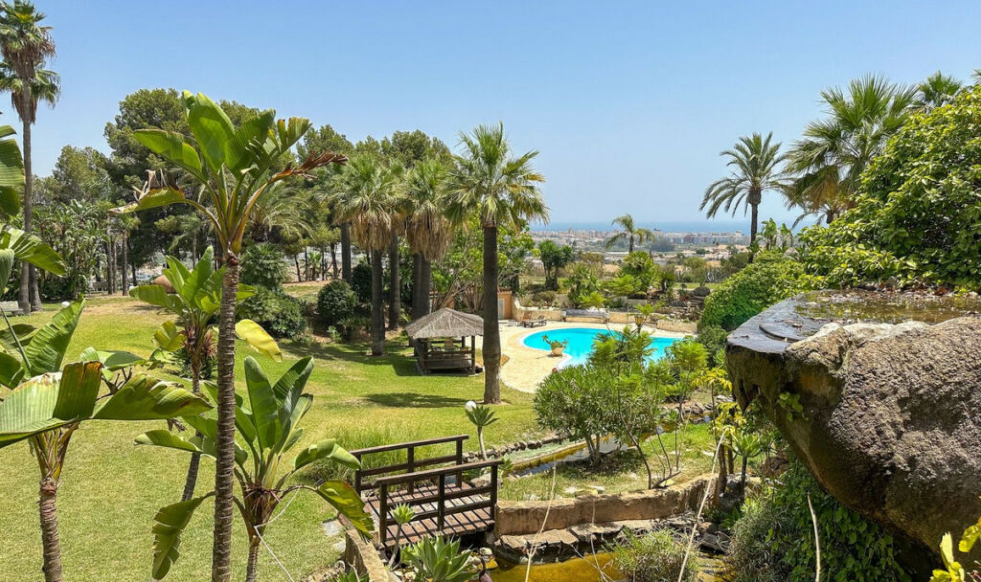 Resale - House -
Cerros del Aguila