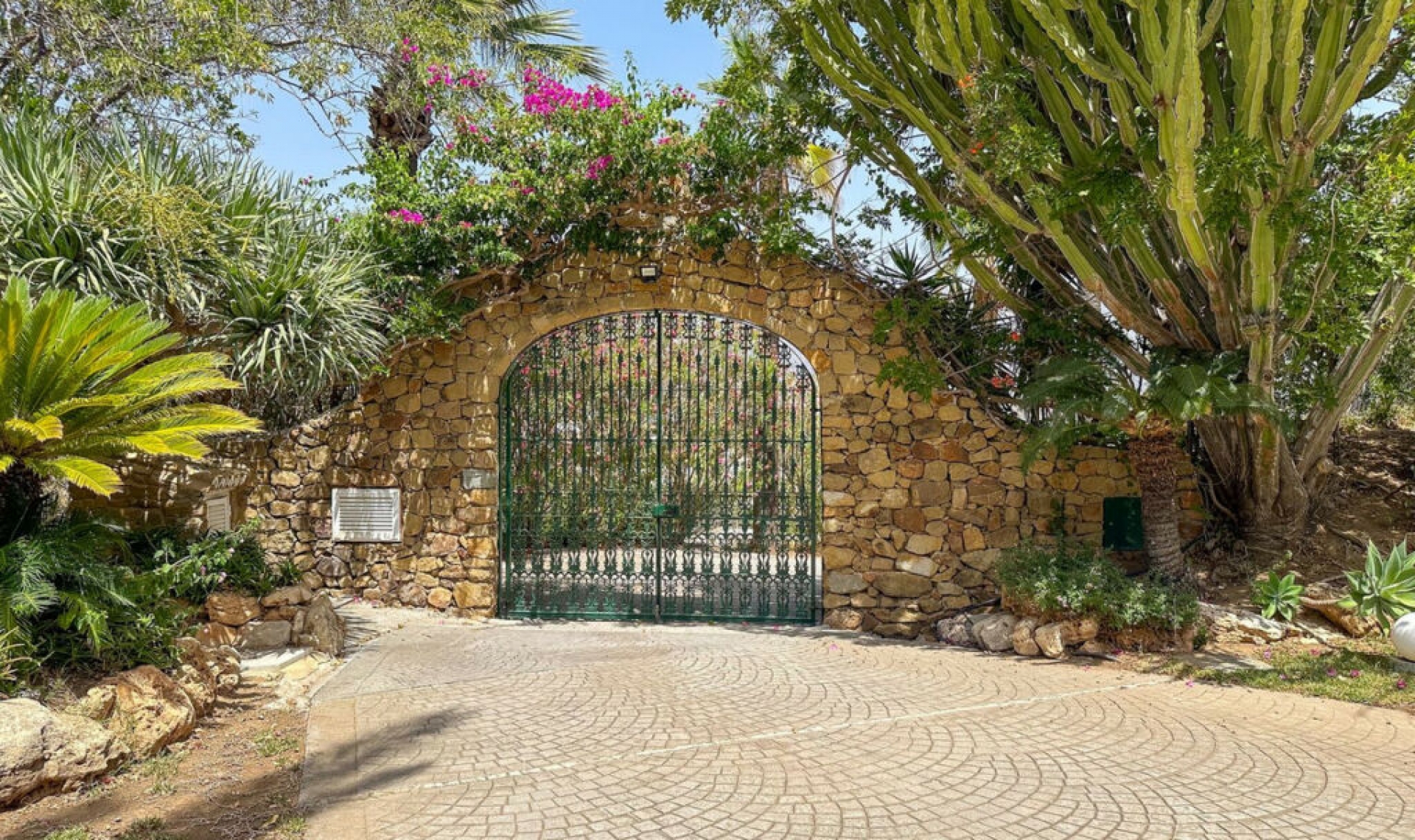 Resale - House -
Cerros del Aguila